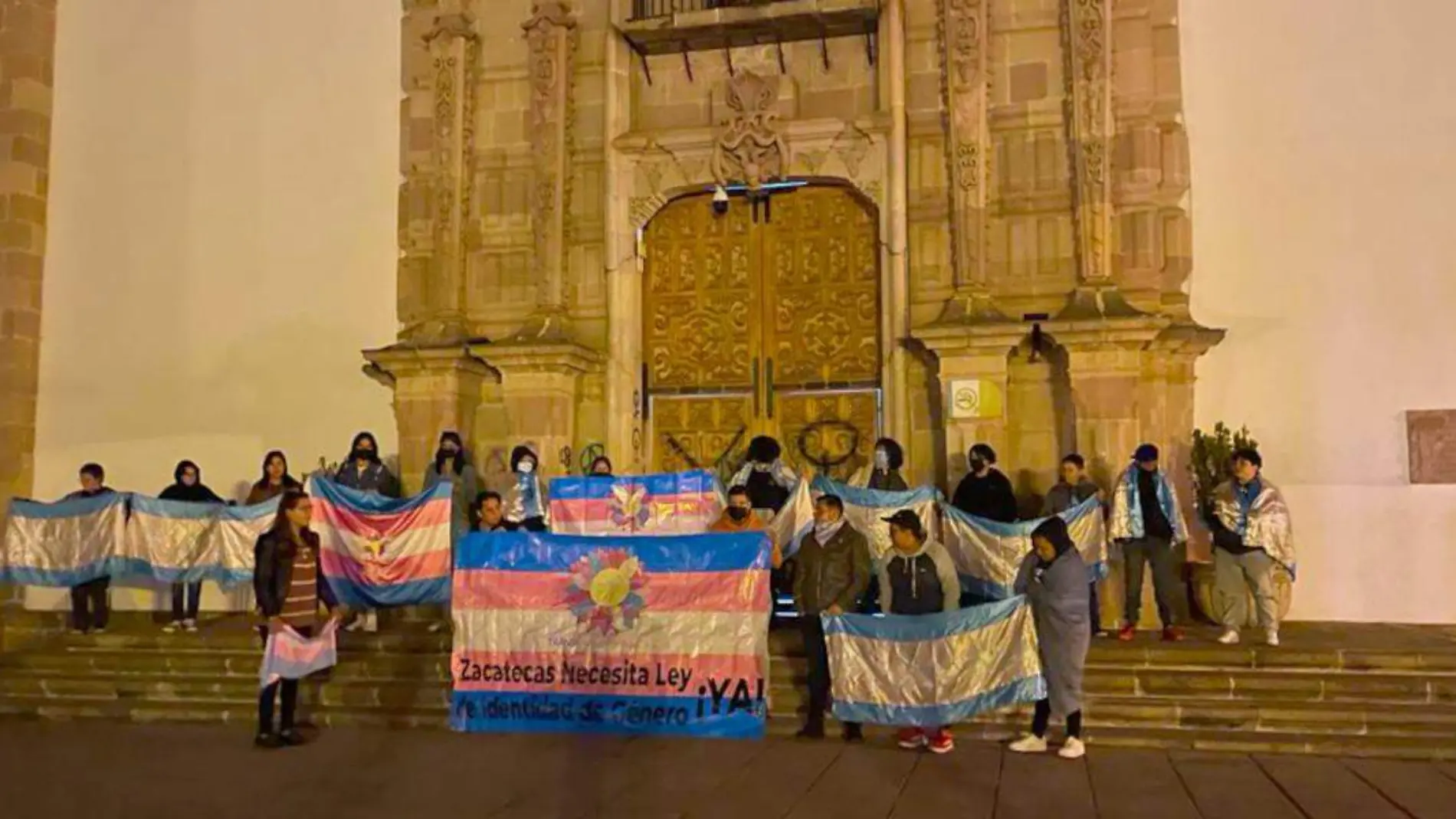 Personas afuera del Congreso de Zacatecas